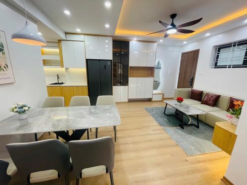 Nhà 3 tầng sang trọng, mặt tiền đẹp - 72m², 4 phòng ngủ, 3 WC - Chỉ 5 tỷ!